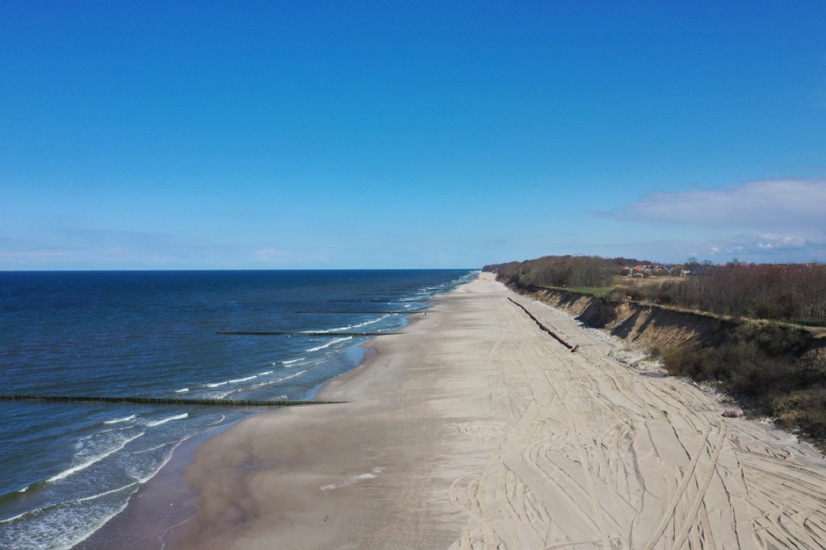 Plaża i klif w Trzęsaczu — widok z drona