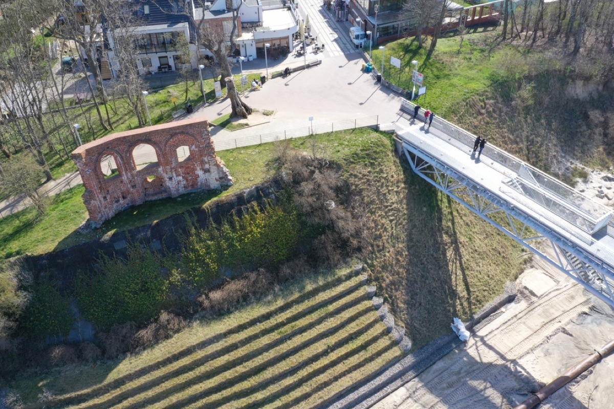 Ruiny kościoła i platforma widokowa w Trzęsaczu z lotu ptaka